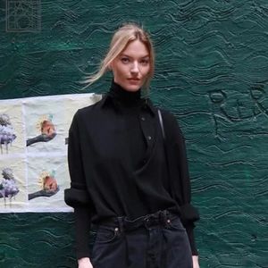 Toteme style black shirt Minimumnism